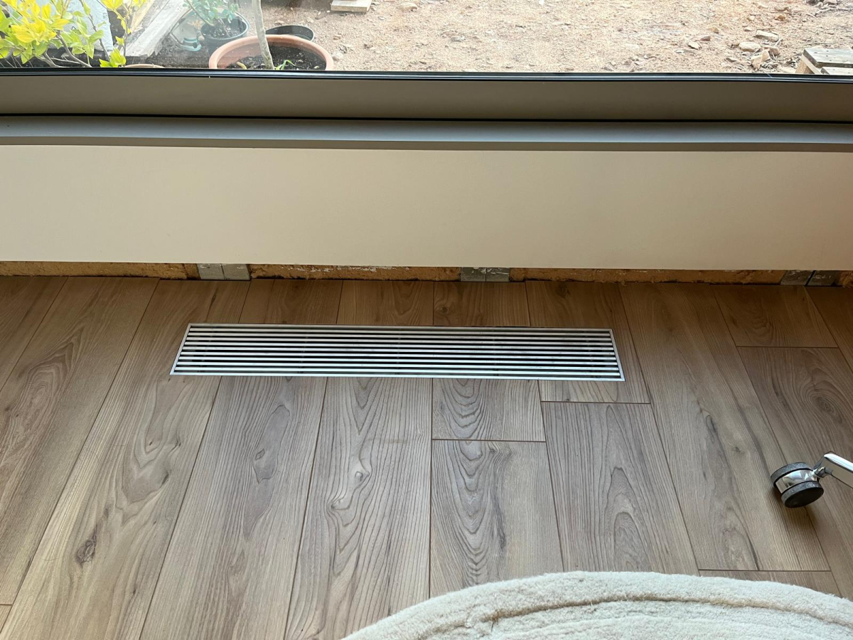 grille de climatisation au sol 